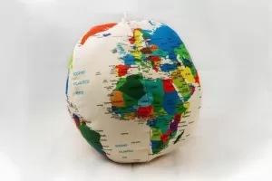 GLOBO TERRAQUEO DE ALGODÓN Y LANA, 16 CM. CASTELLANO. BLANCO